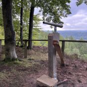 Neu aufgebautes Guckrohr auf der Sonreyhöhe oberhalb Bad Karlshafens.