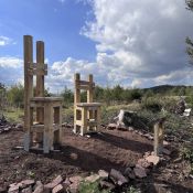 Neu aufgebaute Riesestühle am Voglerkammweg im Vogler.