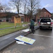 Auswechseln der Wanderparkplatztafel, hier in Kirchbrak.