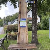 Neu aufgebaute Eichenstele mit Sitzbank, neue Infotafel und Beschilderung in Fohlenplacken.