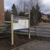 Neues Wanderparkplatztafelgerüst mit neuer Infotafel in Brevörde.