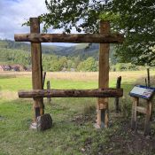 Neu aufgebautes Sichtfenster oberhalbs Fohlenplackens mit neuer Infotafel.