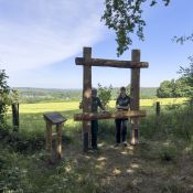 Neu aufgebautes Sichtfenster und Pulttafelgerüst oberhalb Neuhaus.